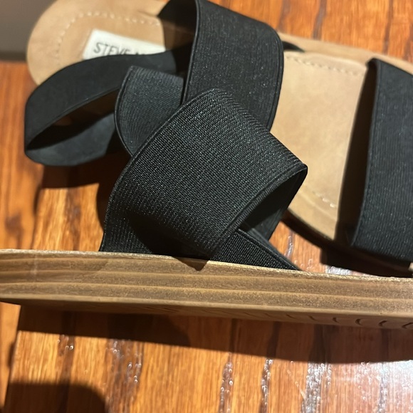 Flat sandals with elastic straps - Picture 3 of 3